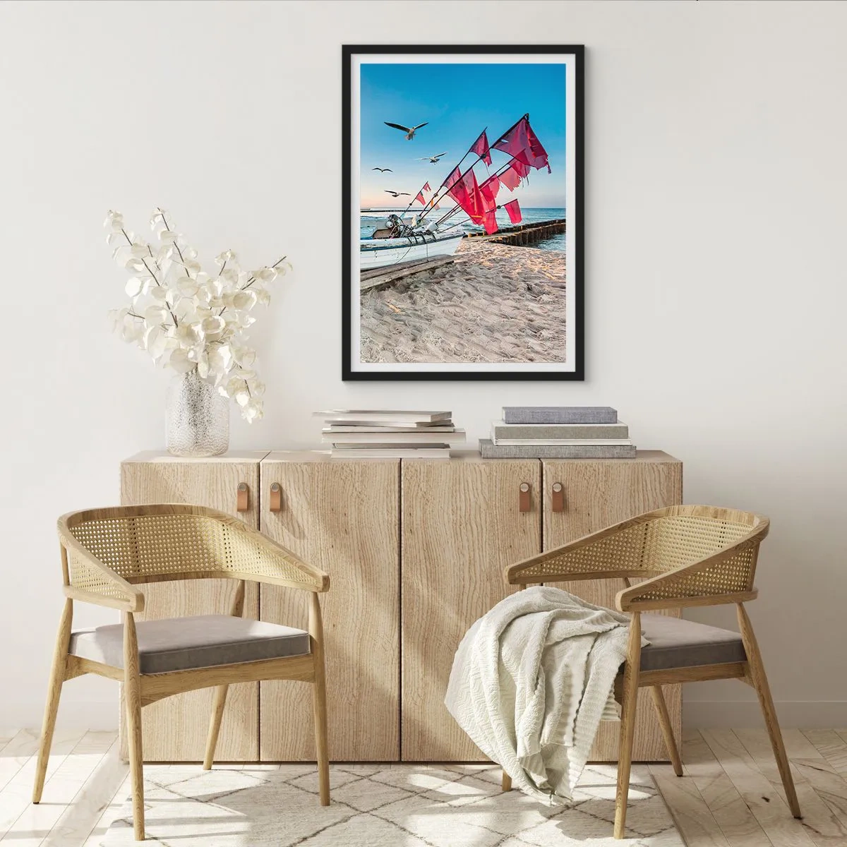 Affiche dans un cadre noir - Poster - Bateau de pêche avec drapeaux rouges sur la plage - 50x70cm - Repos mérité - Décoration murale moderne pour le salon et la chambre ARTTOR