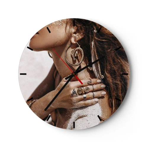 Horloge murale - Pendule murale - Une femme avec des bijoux ornés sur un fond de sable et de lumière - 30x30cm - Reine des plages sauvages - Décoration murale moderne pour le salon, la cuisine et la chambre ARTTOR