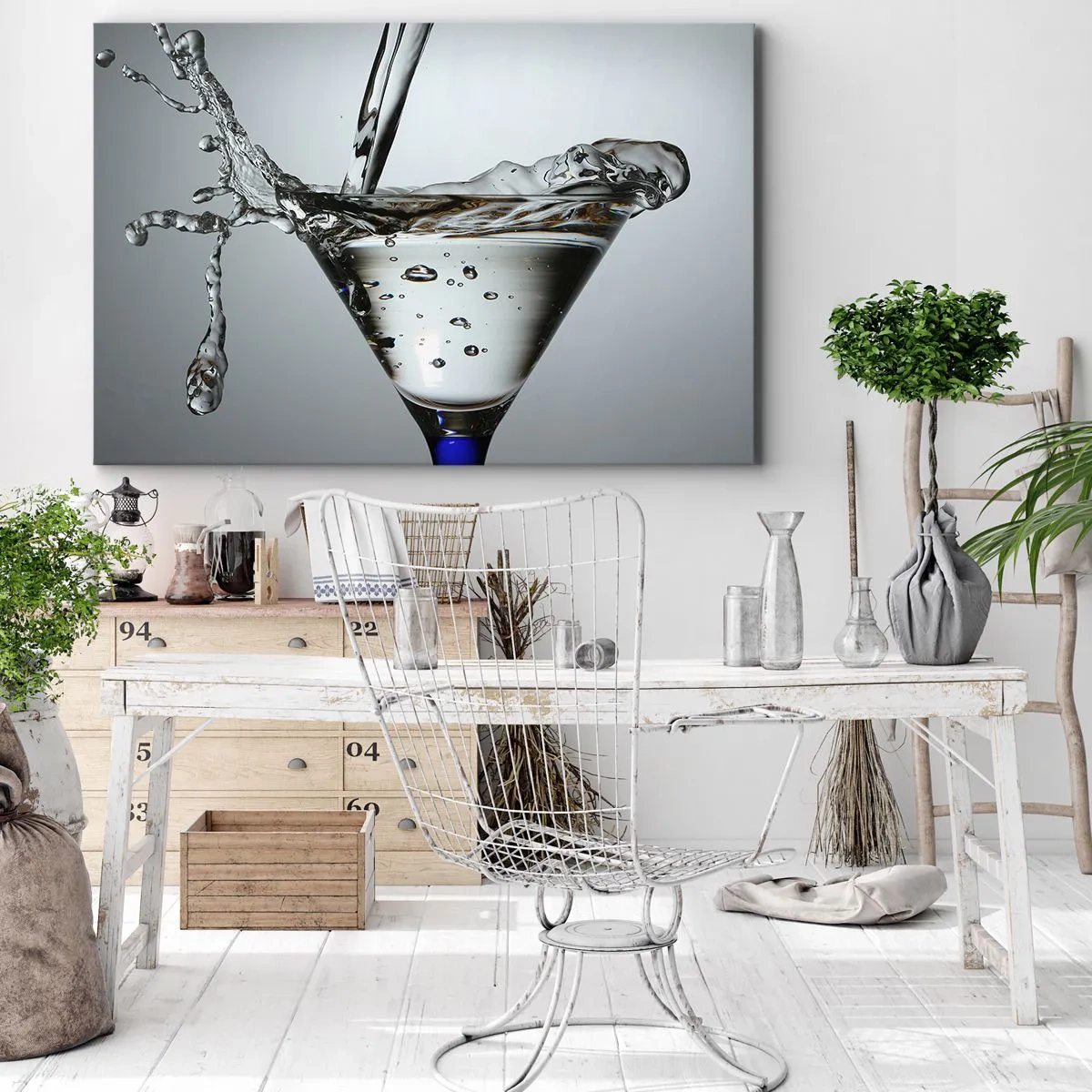 Impression sur toile - Image sur toile - Verre à Martini avec éclaboussures d'eau dynamiques sur fond clair. - 100x70cm - Sur le bord de la coupe - Décoration murale moderne pour le salon et la chambre ARTTOR