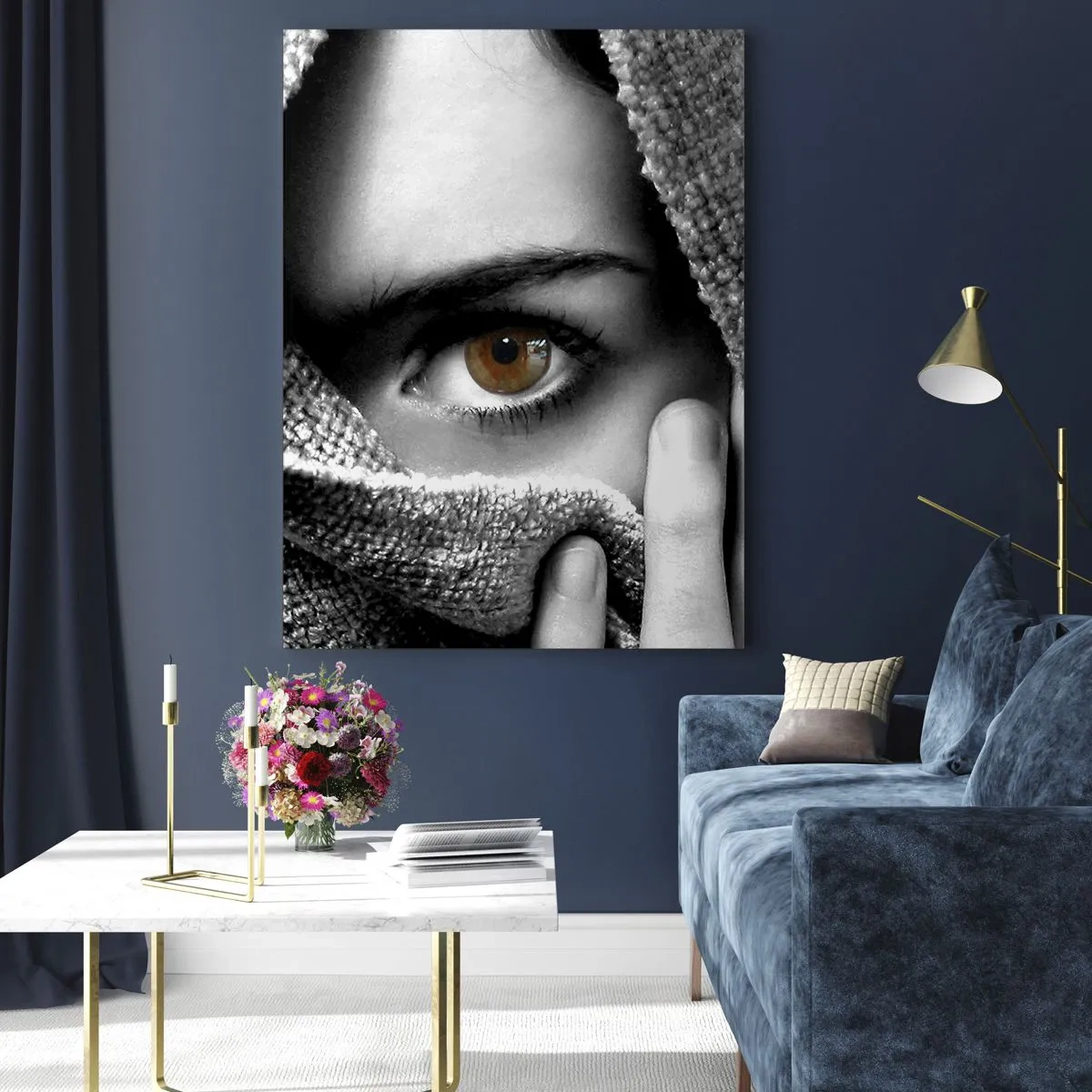 Impression sur verre - Image sur verre - Portrait d'une femme à l'oeil ambré recouvert d'un tissu aux tons gris. - 70x100cm - Apprenez le secret - Décoration murale moderne pour le salon et la chambre ARTTOR