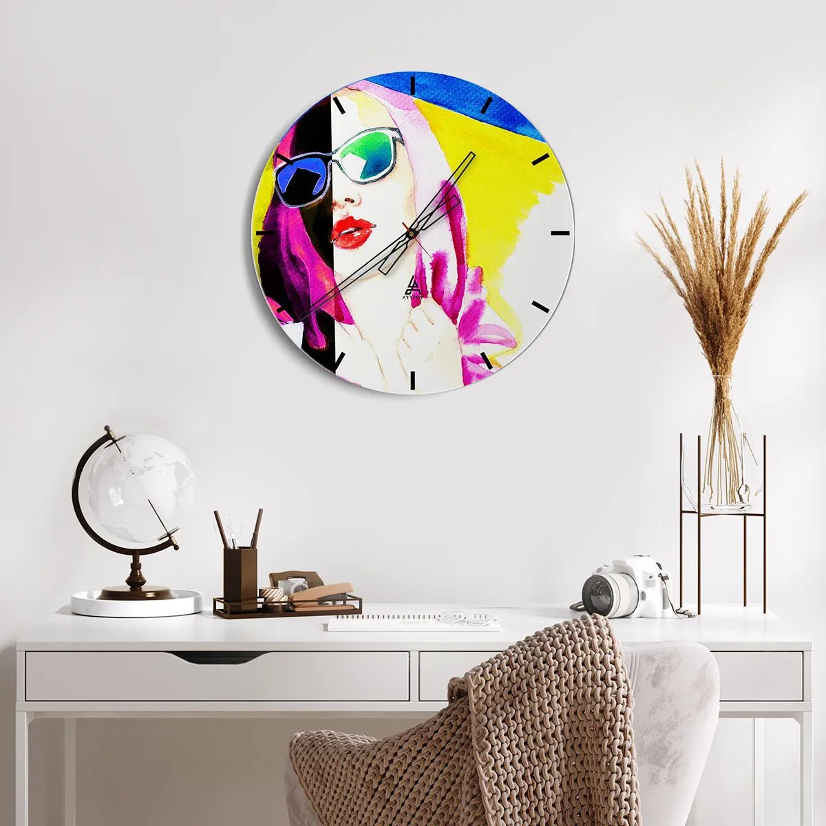 Horloge murale - Pendule murale - Femme avec des lunettes pop art - 30x30cm - je ne suis pas blanche et je ne suis pas noire - Décoration murale moderne pour le salon, la cuisine et la chambre ARTTOR