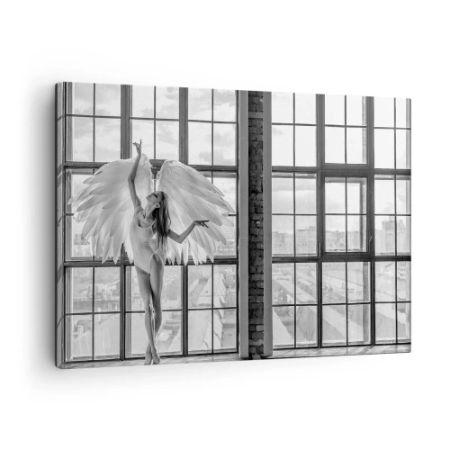 Impression sur toile - Image sur toile - Une femme avec des ailes d'ange sur fond de fenêtre de loft - 70x50cm - La ville des anges? - Décoration murale moderne pour le salon et la chambre ARTTOR