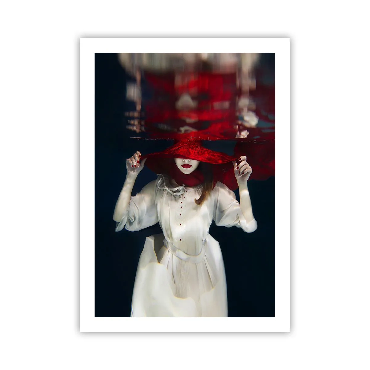 Affiche - Poster - Une femme portant un chapeau rouge est submergée sous l'eau. - 50x70cm - Femme mystérieuse - Décoration murale moderne pour le salon et la chambre ARTTOR