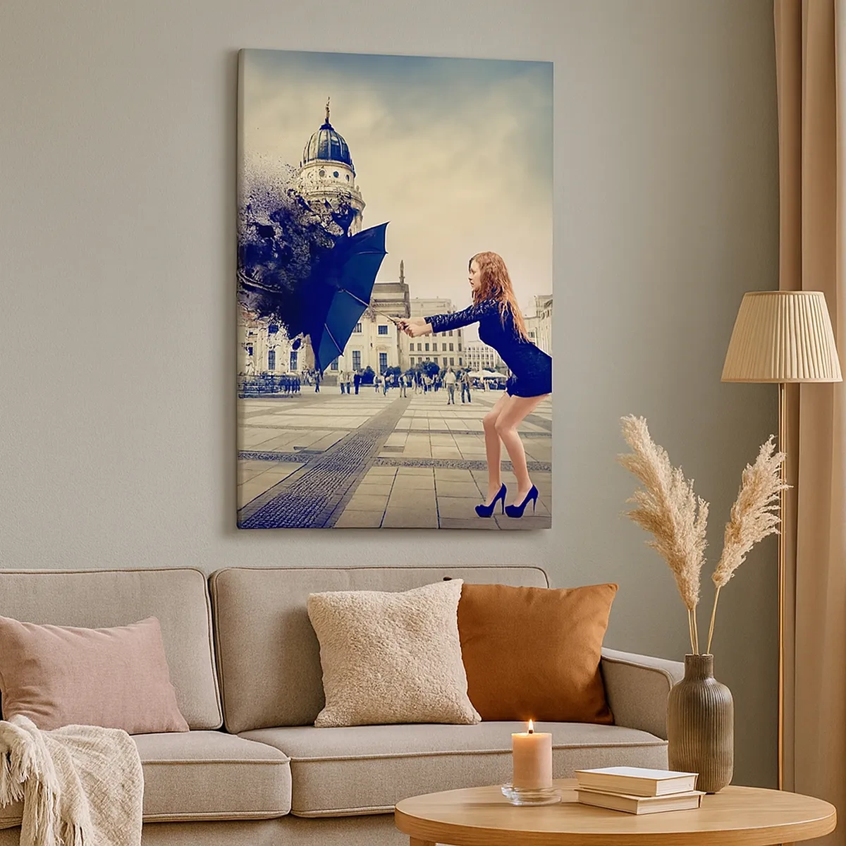 Impression sur toile - Image sur toile - Une femme avec un parapluie dans une composition artistique sur fond urbain - 50x70cm - Il y a un tel vent… - Décoration murale moderne pour le salon et la chambre ARTTOR
