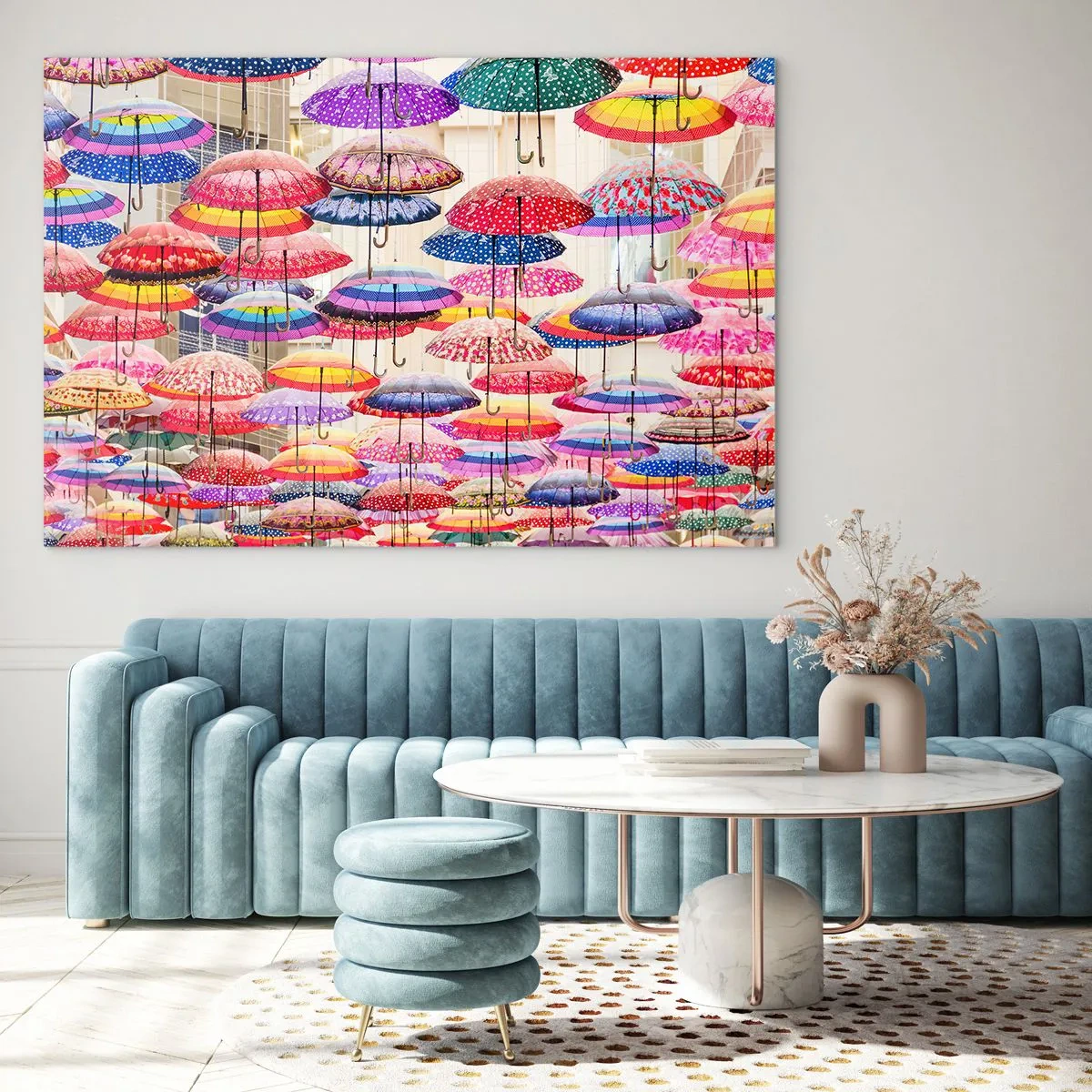 Impression sur verre - Image sur verre - Une photographie de parapluies colorés suspendus dans l'air. - 120x80cm - Prairie de la ville - Décoration murale moderne pour le salon et la chambre ARTTOR