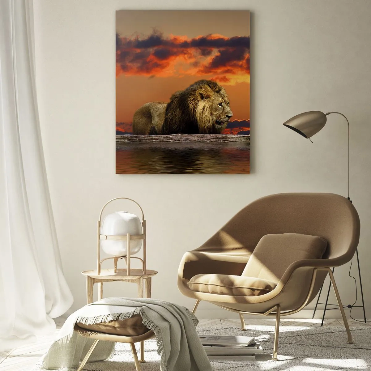 Impression sur verre - Image sur verre - Un lion se repose au bord de l'eau au coucher du soleil avec un ciel dramatique. - 70x100cm - Le roi de la nature - Décoration murale moderne pour le salon et la chambre ARTTOR