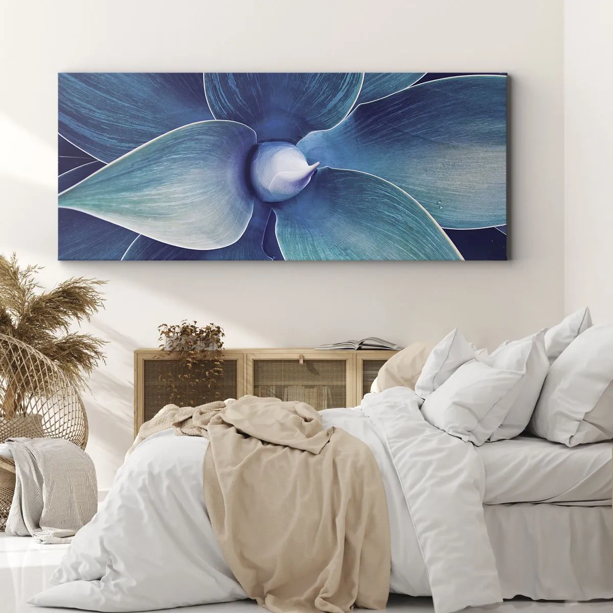 Impression sur toile - Image sur toile - Gros plan d'une fleur abstraite dans des tons de bleu - 140x50cm - Le bleu du ciel - Décoration murale moderne pour le salon et la chambre ARTTOR