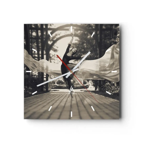 Horloge murale - Pendule murale - Une danseuse vêtue d'une robe fluide exécute un saut sur fond de jardin noir et blanc. - 30x30cm - La danse de l'esprit jardin - Décoration murale moderne pour le salon et la chambre ARTTOR