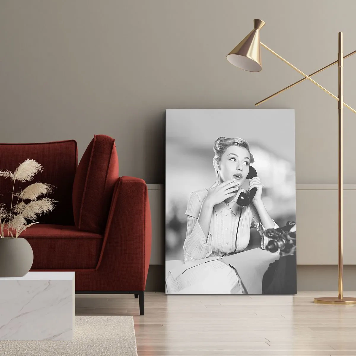 Impression sur toile - Image sur toile - Une femme parlant au téléphone devant une machine à écrire - 80x120cm - Hello! Ici les années 50 - Décoration murale moderne pour le salon et la chambre ARTTOR