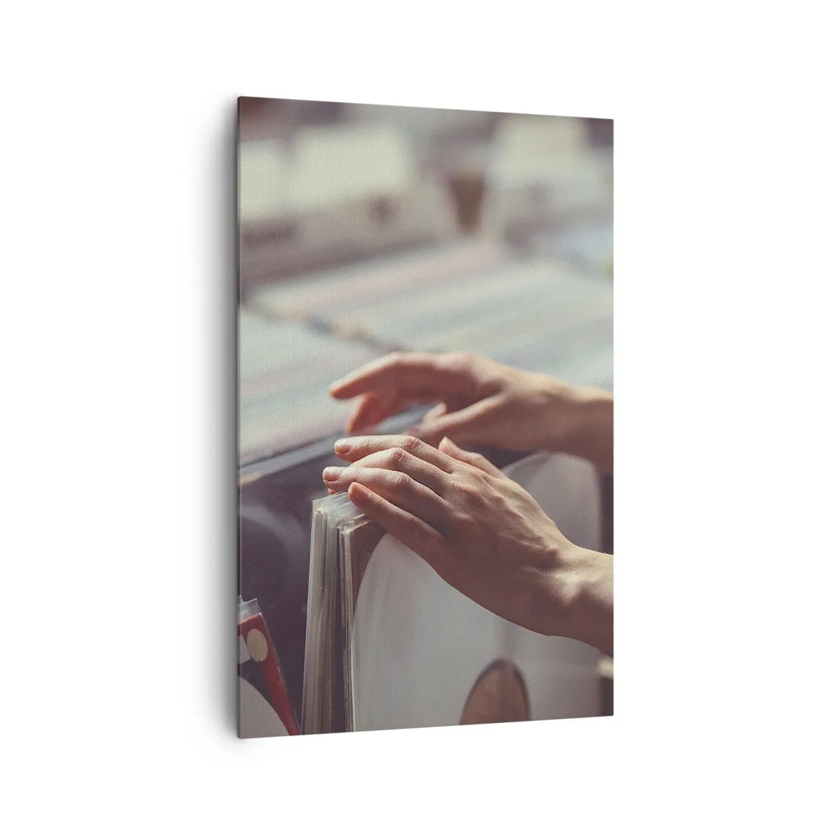 Impression sur toile - Image sur toile - Mains regardant à travers une collection de vinyles - 80x120cm - A la recherche d'émotions - Décoration murale moderne pour le salon et la chambre ARTTOR