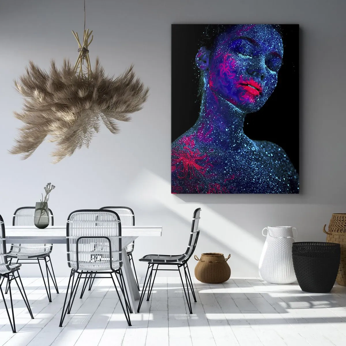 Impression sur toile - Image sur toile - Portrait d'une femme aux couleurs fluo sur fond noir - 70x100cm - Dans la poussière d'étoiles - Décoration murale moderne pour le salon et la chambre ARTTOR