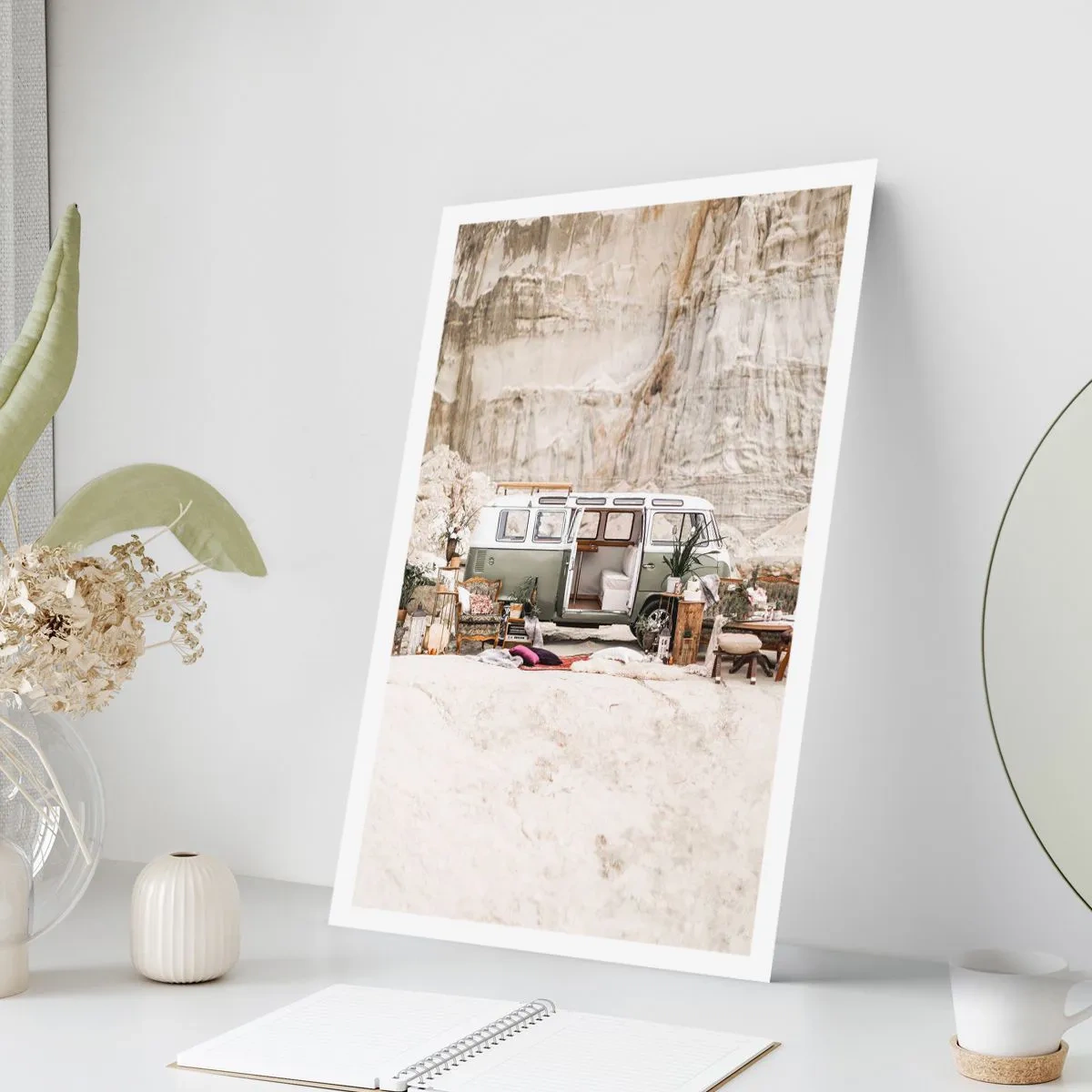 Affiche - Poster - Camping en van rétro dans un décor désertique avec des touches rustiques - 50x70cm - Il est temps de commencer le voyage - Décoration murale moderne pour le salon et la chambre ARTTOR