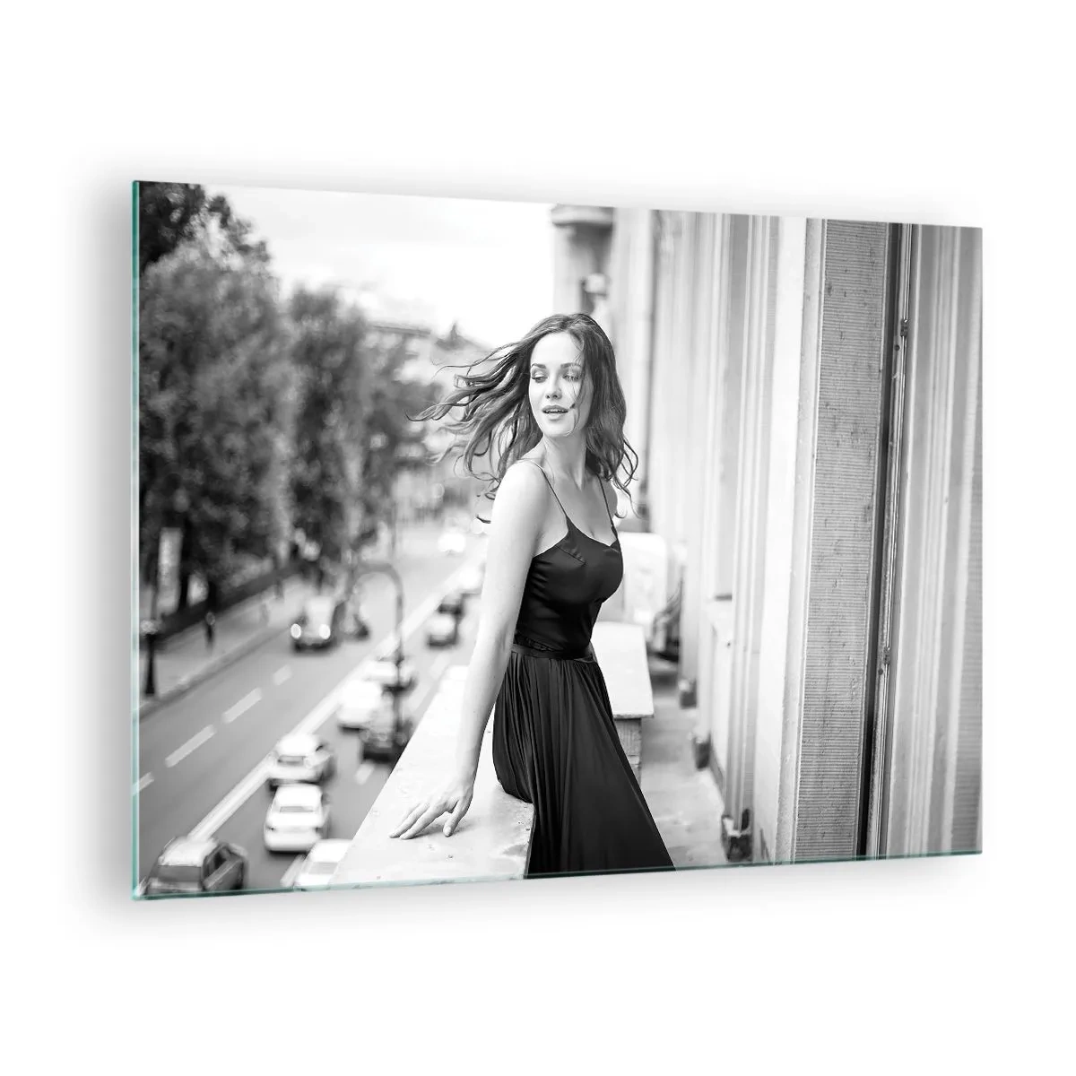 Impression sur verre - Image sur verre - Une femme en robe noire sur un balcon de style parisien - 70x50cm - Certainement un Parisien - Décoration murale moderne pour le salon et la chambre ARTTOR