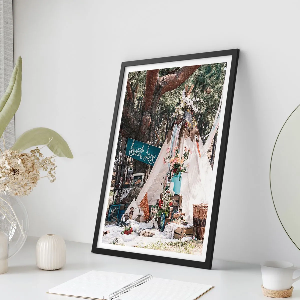 Affiche dans un cadre noir - Poster - Une composition de style bohème avec une tente, des fleurs et les mots Sweet Love - 50x70cm - Make love… - Décoration murale moderne pour le salon et la chambre ARTTOR