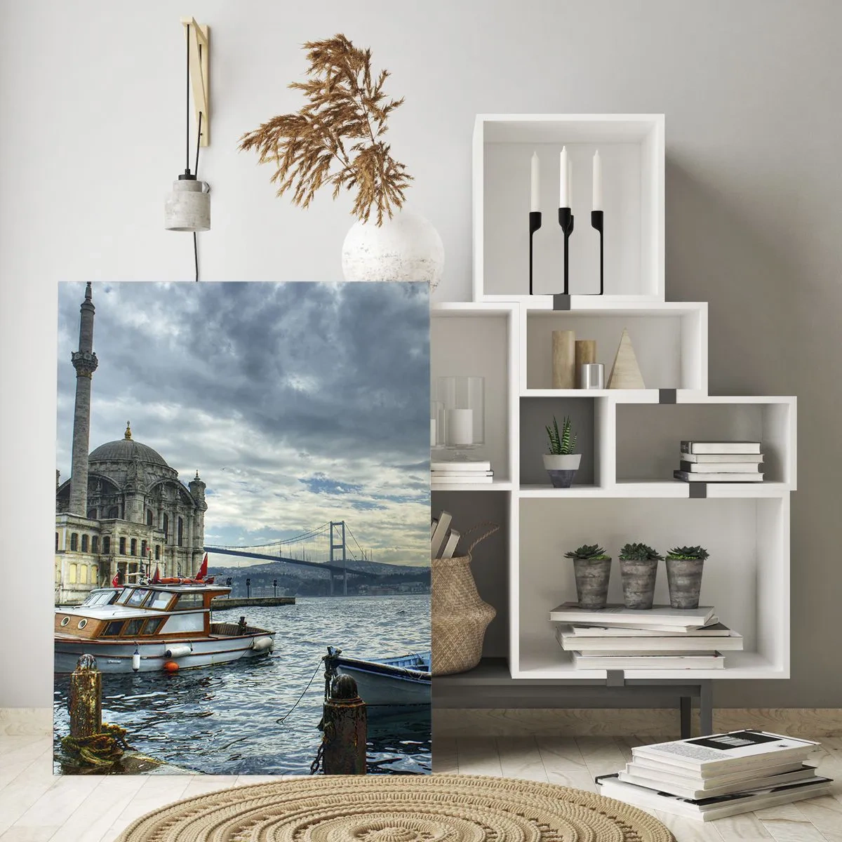 Impression sur verre - Image sur verre - Un bâtiment historique sur l'eau avec des bateaux et un pont en arrière-plan - 80x120cm - Aux confins des mondes - Décoration murale moderne pour le salon et la chambre ARTTOR