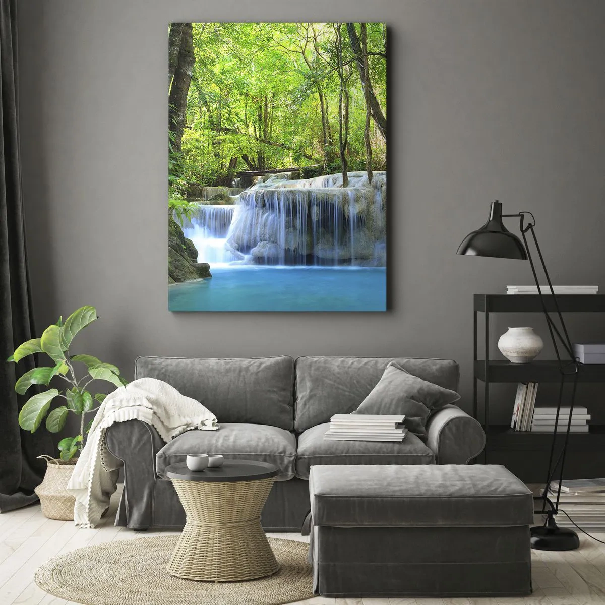 Impression sur toile - Image sur toile - Une cascade parmi des arbres verts avec de l'eau bleue dans un cadre naturel - 70x100cm - Se noyer dans le turquoise et le vert - Décoration murale moderne pour le salon et la chambre ARTTOR