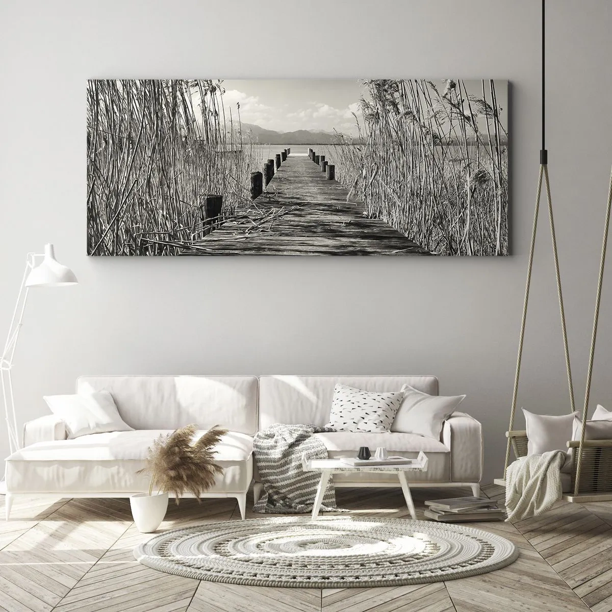 Impression sur toile - Image sur toile - Une jetée en bois parmi les hautes herbes au-dessus d'un lac aux tons sépia - 160x50cm - Dans le calme de l'herbe - Décoration murale moderne pour le salon et la chambre ARTTOR
