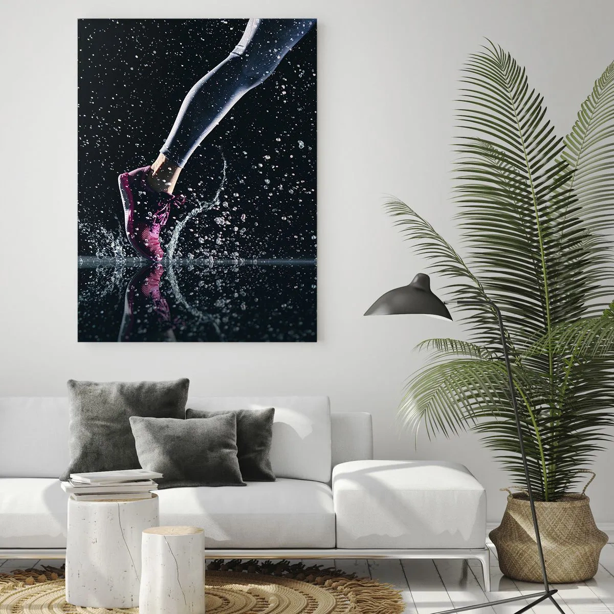 Impression sur verre - Image sur verre - Courir dans l'eau avec des chaussures de sport sur un fond sombre - 50x70cm - Combien de force dans les jambes - Décoration murale moderne pour le salon et la chambre ARTTOR