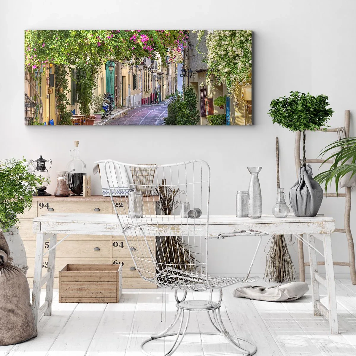 Impression sur toile - Image sur toile - Une charmante rue avec des vignes fleuries et des tables de café - 160x50cm - Allée fleurie - Décoration murale moderne pour le salon et la chambre ARTTOR