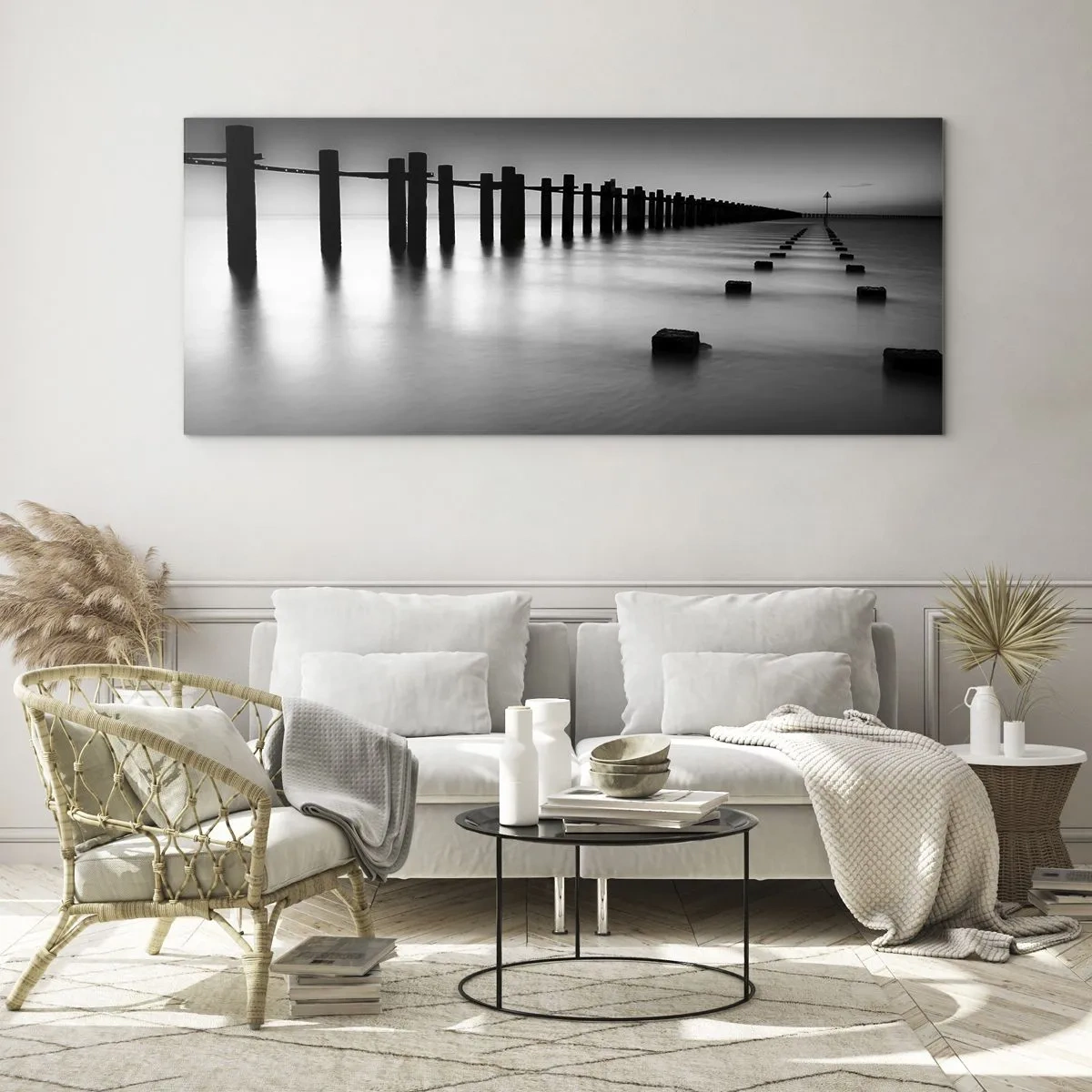 Impression sur verre - Image sur verre - Poteaux en bois et blocs de béton immergés dans l'eau dans des tons noirs et blancs - 120x50cm - Distance grise dans le brouillard - Décoration murale moderne pour le salon et la chambre ARTTOR