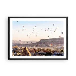 Affiche dans un cadre noir - Poster - Cappadoce avec des ballons sur fond de collines pittoresques - 70x50cm - Comme des navires dans le ciel - Décoration murale moderne pour le salon et la chambre ARTTOR