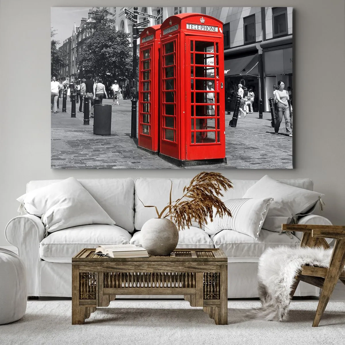 Impression sur toile - Image sur toile - Cabines téléphoniques rouges sur fond urbain noir et blanc. - 70x50cm - Cabines téléphoniques rouges - Décoration murale moderne pour le salon et la chambre ARTTOR