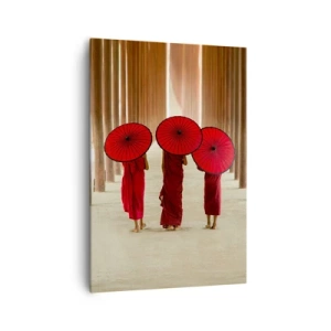 Impression sur toile - Image sur toile - Trois moines avec des parapluies rouges dans l'architecture traditionnelle - 70x100cm - Sur la route du pays pure - Décoration murale moderne pour le salon et la chambre ARTTOR