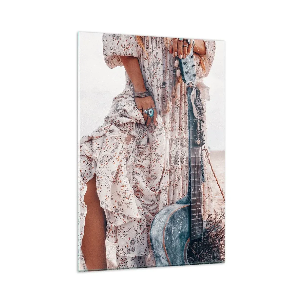 Impression sur verre - Image sur verre - Femme de style bohème avec guitare sur la plage - 80x120cm - Enfant de fleur en route - Décoration murale moderne pour le salon et la chambre ARTTOR