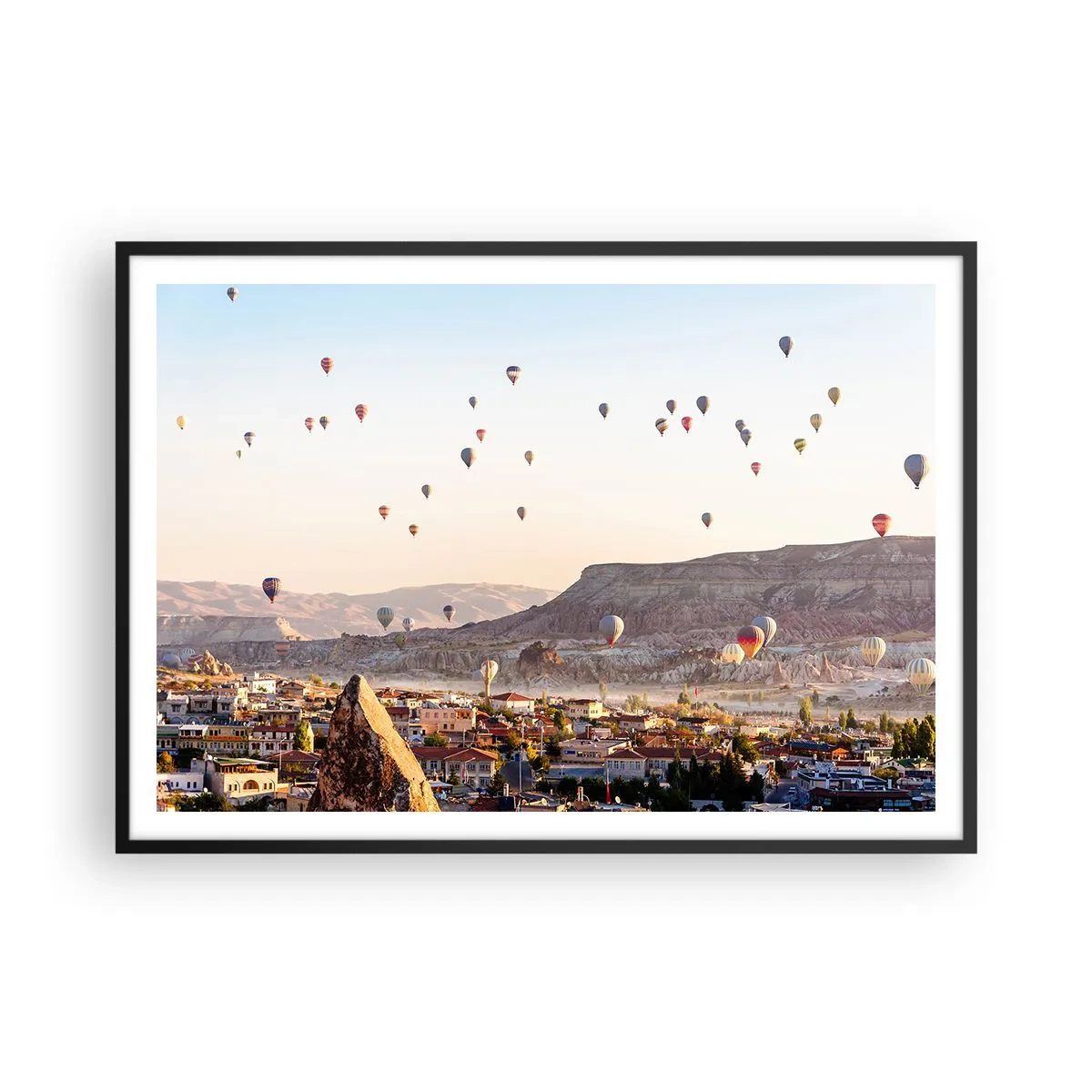Affiche dans un cadre noir - Poster - Cappadoce avec des ballons sur fond de collines pittoresques - 100x70cm - Comme des navires dans le ciel - Décoration murale moderne pour le salon et la chambre ARTTOR