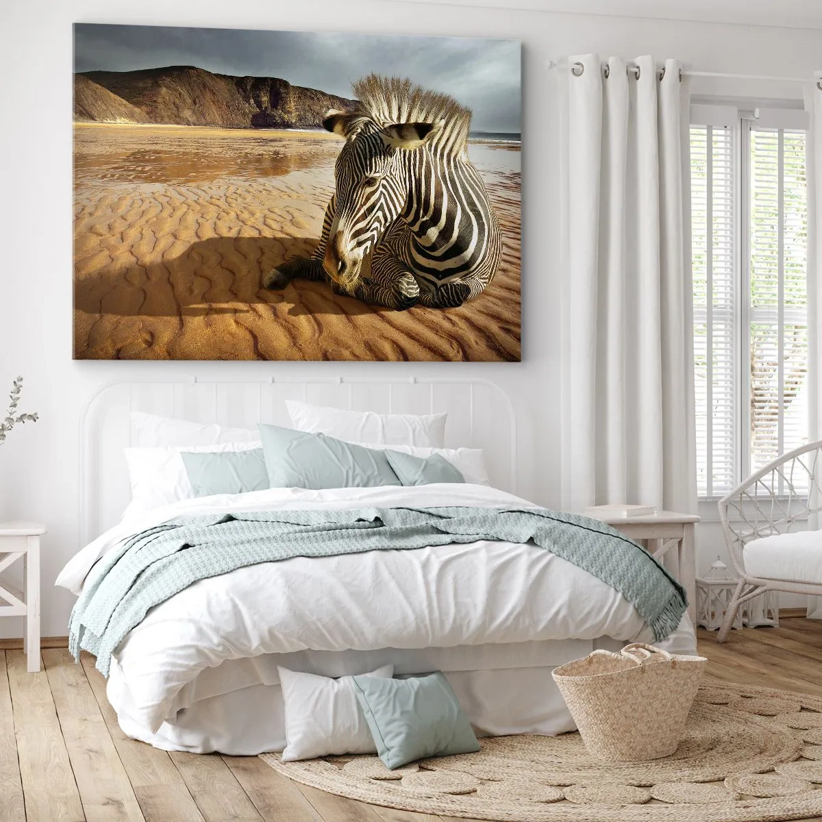 Impression sur toile - Image sur toile - Un zèbre se reposant sur une plage de sable avec des falaises en arrière-plan. - 120x80cm - On va bien ensemble - Décoration murale moderne pour le salon et la chambre ARTTOR