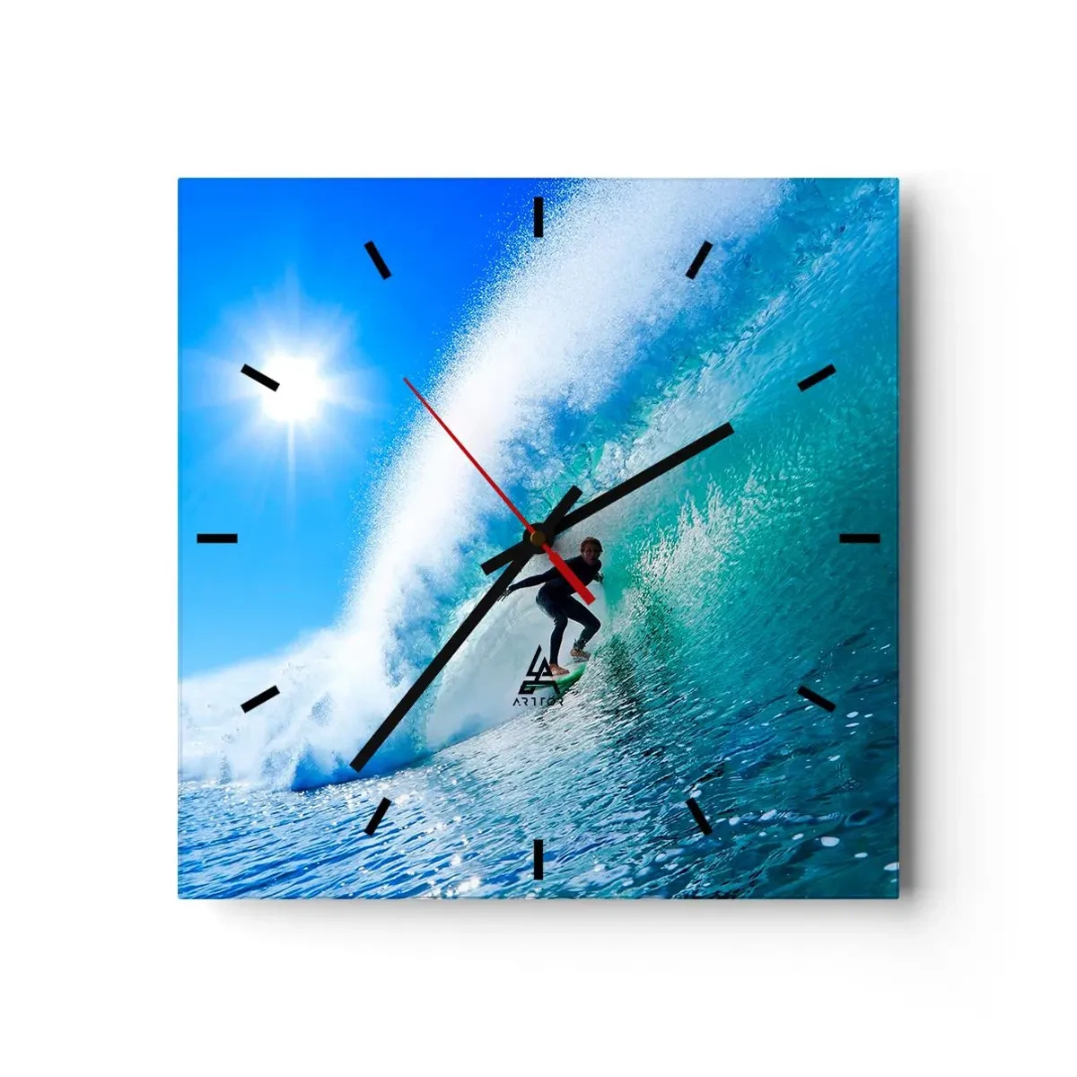 Horloge murale - Pendule murale - Un surfeur sur une planche chevauche une vague puissante sous un ciel bleu. - 30x30cm - A travers le grand ciel bleu - Décoration murale moderne pour le salon et la chambre ARTTOR