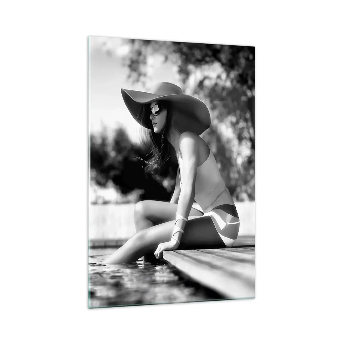 Impression sur verre - Image sur verre - Femme au chapeau au bord de la piscine en noir et blanc - 70x100cm - Rêve d'été - Décoration murale moderne pour le salon et la chambre ARTTOR
