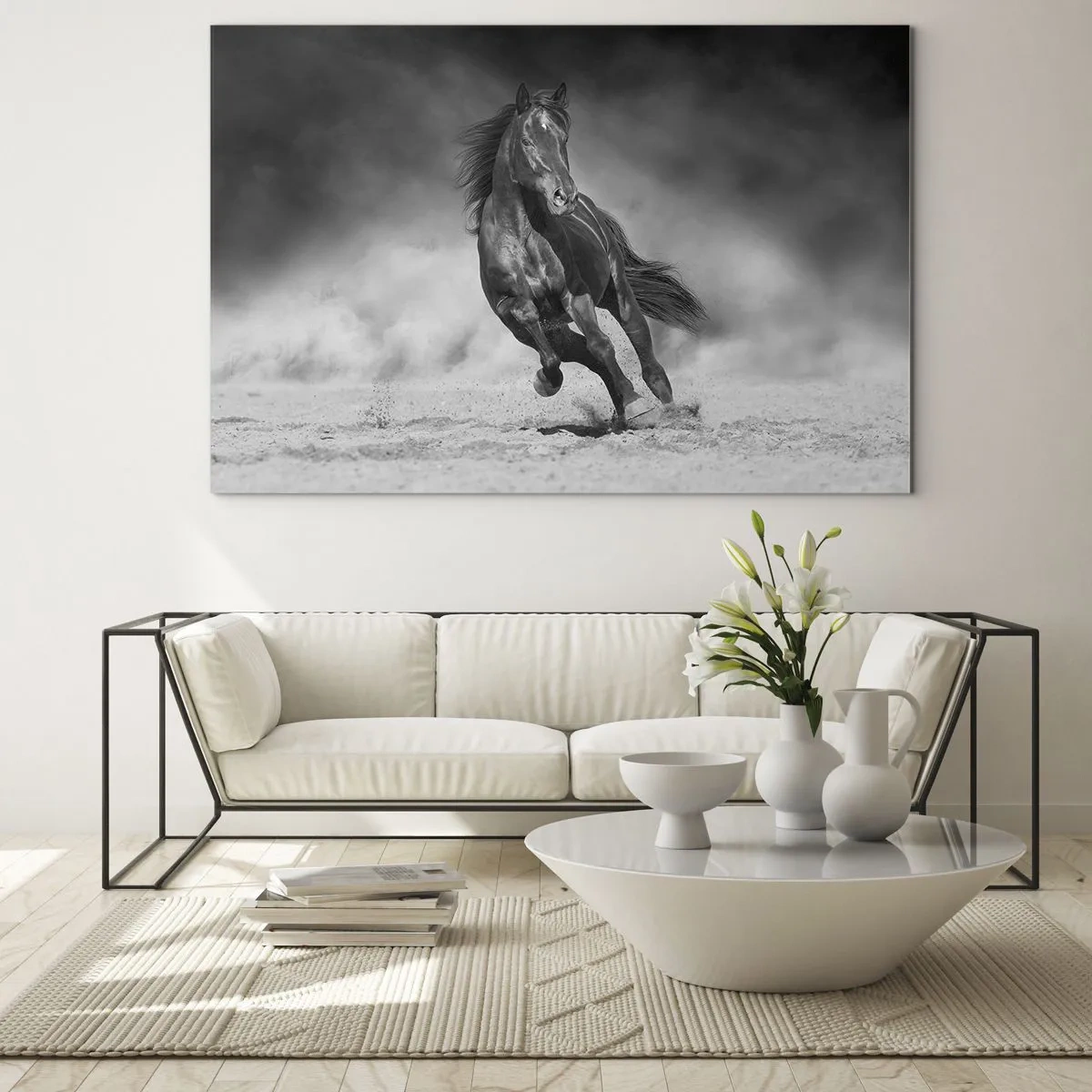 Impression sur verre - Image sur verre - Un cheval noir galopant sur le sable en noir et blanc. - 70x50cm - Digne de l'émir lui-même - Décoration murale moderne pour le salon et la chambre ARTTOR