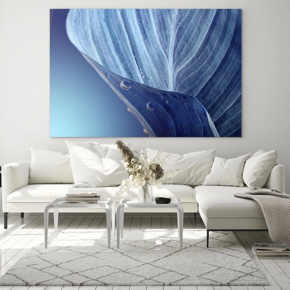 Impression sur verre - Image sur verre - Une feuille dans des tons bleus avec des gouttes d'eau sur un fond dégradé. - 120x80cm - Gouttes cachées du bleu - Décoration murale moderne pour le salon et la chambre ARTTOR
