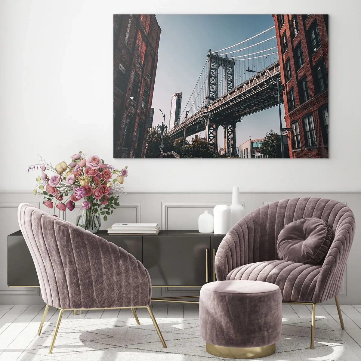 Impression sur verre - Image sur verre - Un pont suspendu entre des bâtiments en briques dans un cadre urbain - 70x50cm - Sur les vagues de la ville - Décoration murale moderne pour le salon et la chambre ARTTOR