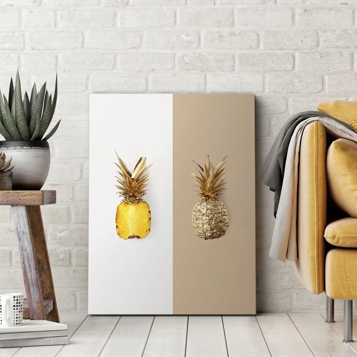 Impression sur toile - Image sur toile - La moitié d'un ananas frais et doré sur un fond contrasté - 50x70cm - Ananas pour nous - Décoration murale moderne pour le salon et la chambre ARTTOR
