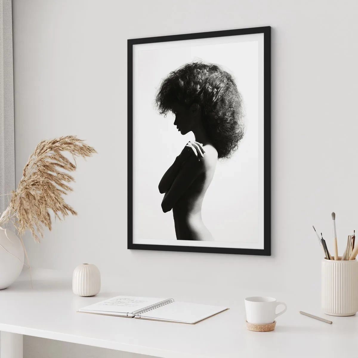 Affiche dans un cadre noir - Poster - Comme une fleur au bout d'une fine tige - 61x91 cm