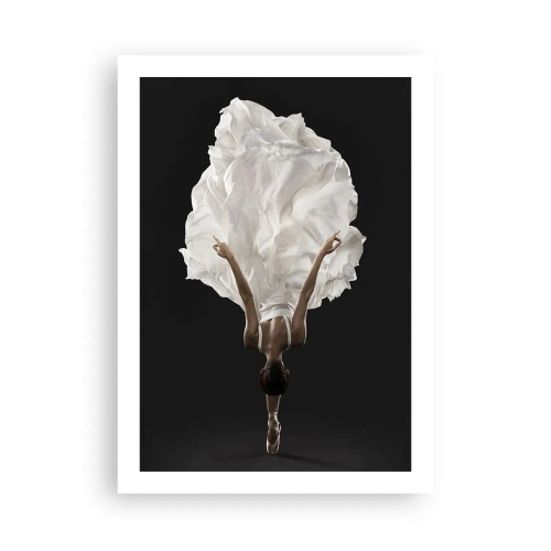 Affiche - Poster - Une danseuse en robe blanche flottant dans les airs sur un fond noir - 50x70cm - Ceinture inhabituelle - Décoration murale moderne pour le salon et la chambre ARTTOR