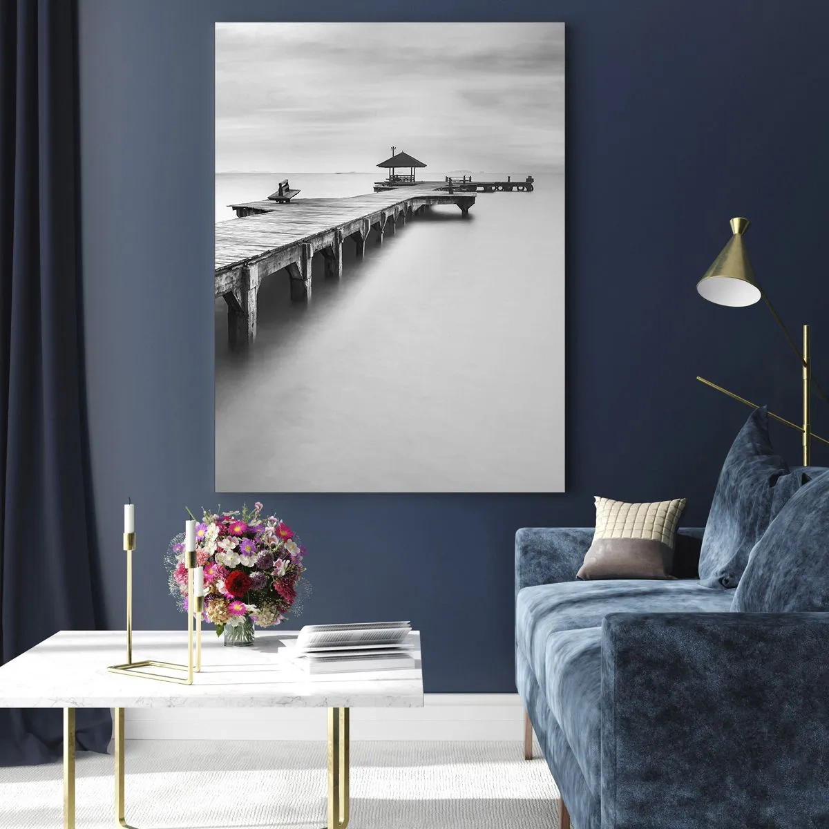 Impression sur verre - Image sur verre - Une vue en noir et blanc d'une jetée en bois sur une eau calme. - 70x100cm - À l'horizon - Décoration murale moderne pour le salon et la chambre ARTTOR