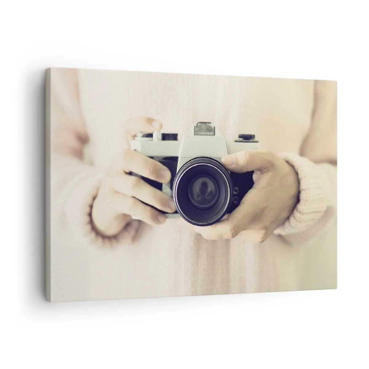 Impression sur toile - Image sur toile - Appareil photo rétro tenu en main sur un fond clair - 70x50cm - Pour voir plus ... - Décoration murale moderne pour le salon et la chambre ARTTOR