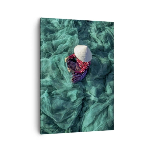 Impression sur toile - Image sur toile - Une personne avec un chapeau parmi des filets de pêche verts - 50x70cm - Dans une mer de filet - Décoration murale moderne pour le salon et la chambre ARTTOR