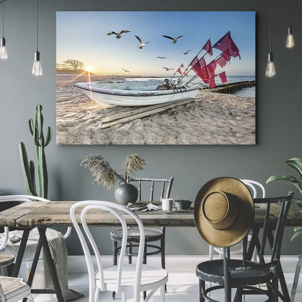Impression sur toile - Image sur toile - Un bateau sur la plage à l'aube avec des mouettes et des drapeaux rouges - 100x70cm - Repos mérité - Décoration murale moderne pour le salon et la chambre ARTTOR