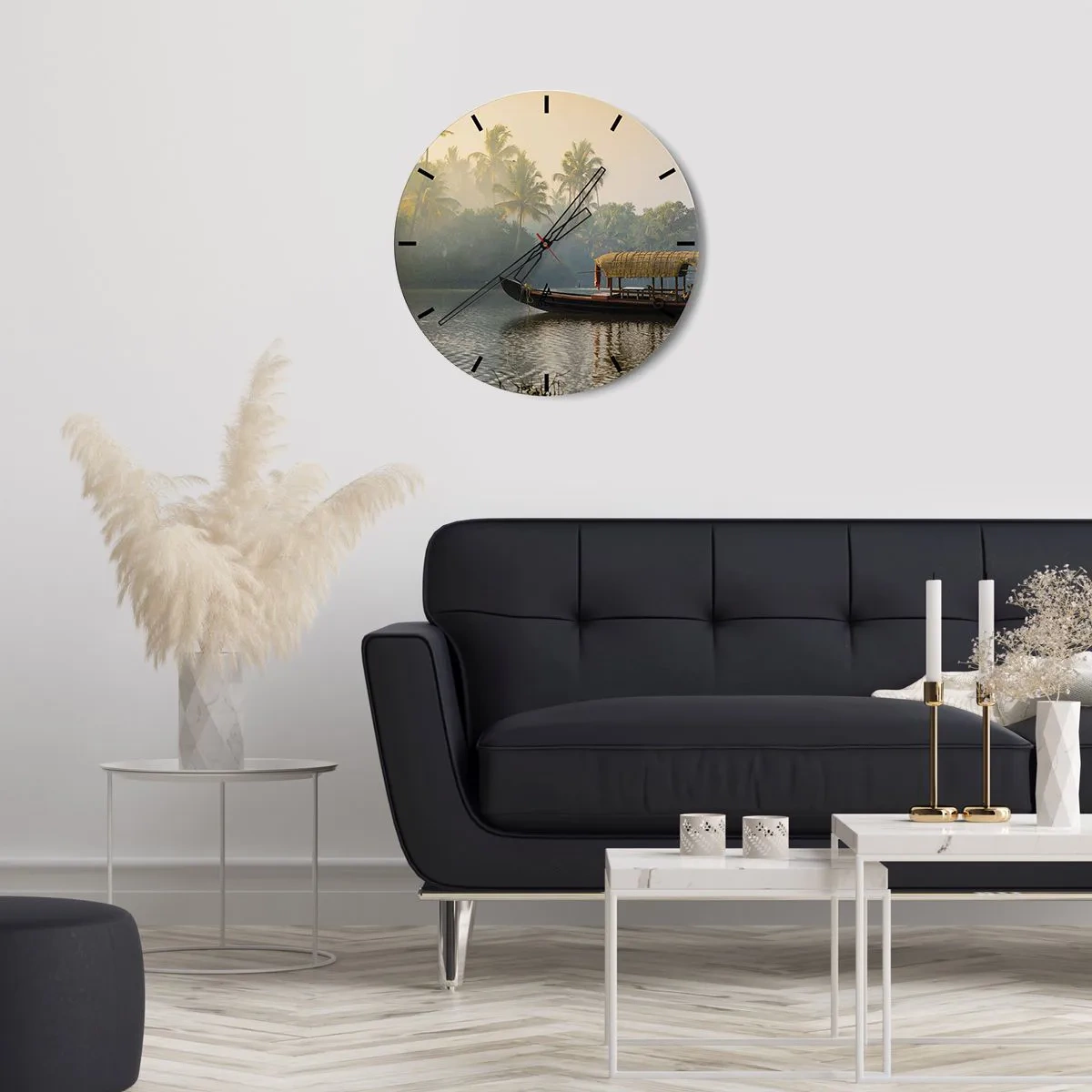 Horloge murale - Pendule murale - Un bateau à baldaquin traditionnel flotte sur une rivière calme parmi les palmiers. - 30x30cm - Maison sur la rivière - Décoration murale moderne pour le salon, la cuisine et la chambre ARTTOR