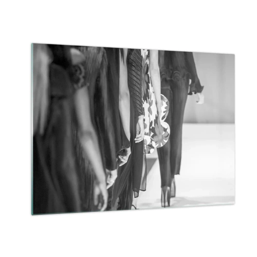 Impression sur verre - Image sur verre - Une scène en noir et blanc d'un défilé de mode avec des mannequins sur le podium. - 70x50cm - Un défilé stylé - Décoration murale moderne pour le salon et la chambre ARTTOR