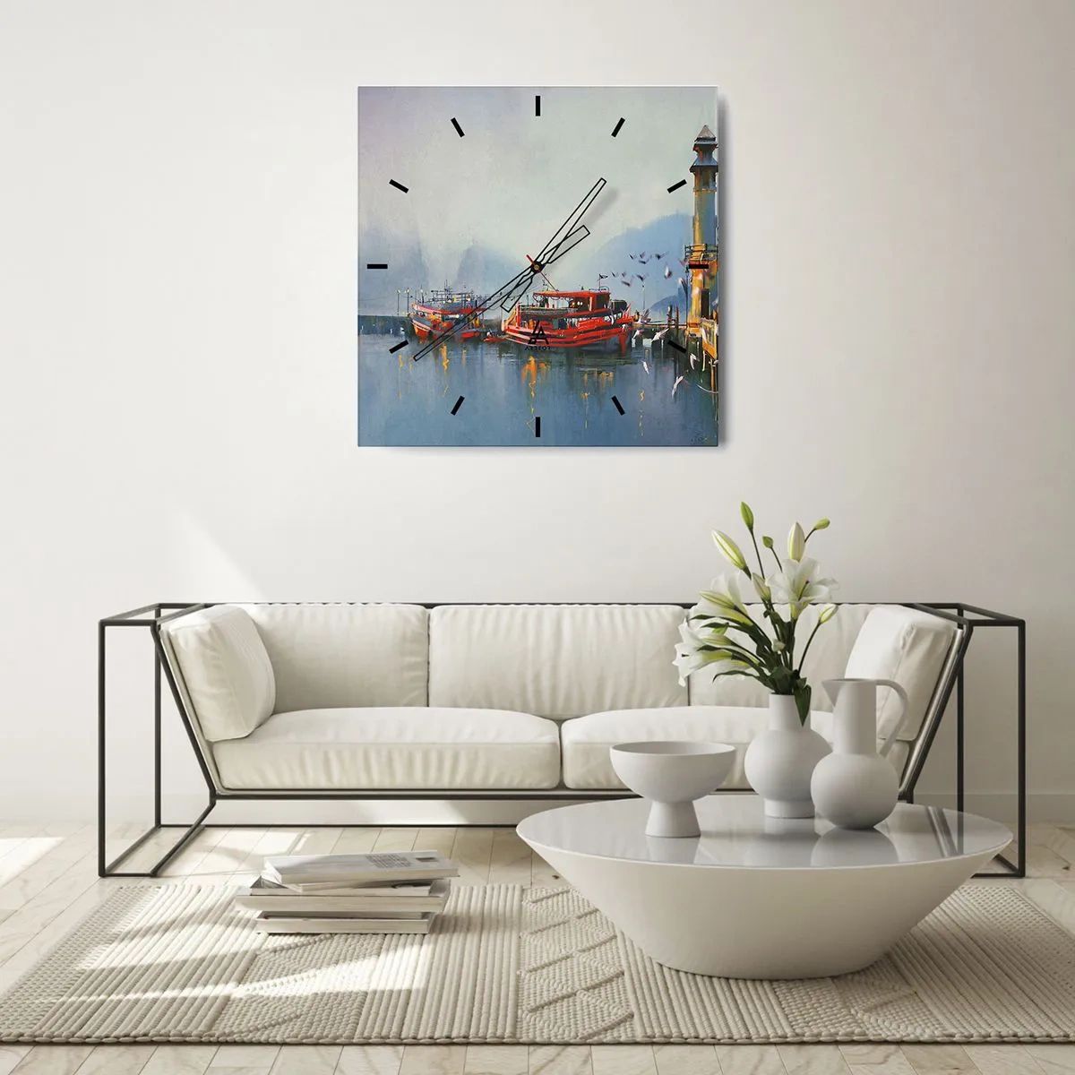 Horloge murale - Pendule murale - Un port avec des bateaux rouges entouré d'un paysage brumeux - 30x30cm - Na końcu świata - Décoration murale moderne pour le salon et la chambre ARTTOR