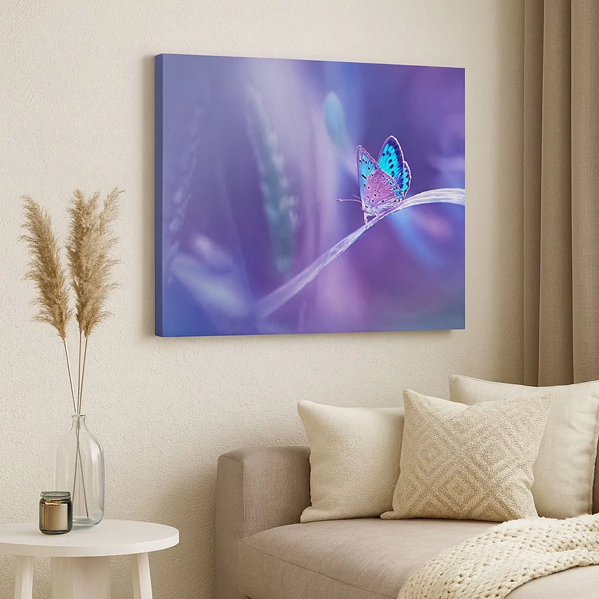 Impression sur toile - Image sur toile - Un délicat papillon bleu sur une tige dans une lumière violette - 70x50cm - Un joyau de la nature - Décoration murale moderne pour le salon et la chambre ARTTOR