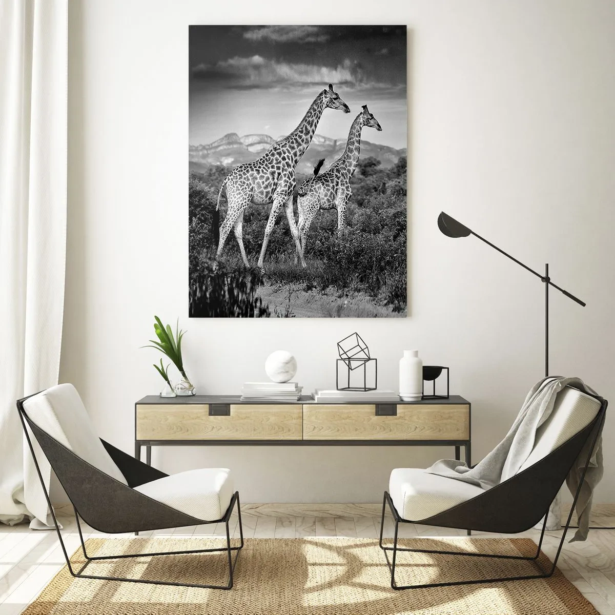 Impression sur verre - Image sur verre - Une photographie en noir et blanc de deux girafes dans la savane. - 50x70cm - Hautes sphères en Afrique - Décoration murale moderne pour le salon et la chambre ARTTOR