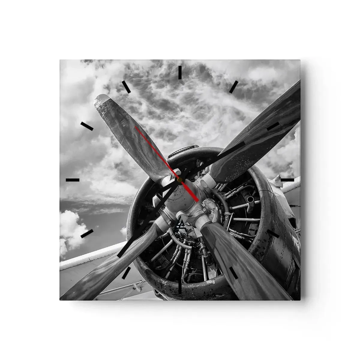 Horloge murale - Pendule murale - Une photo en noir et blanc d'une hélice d'avion contre un ciel dynamique. - 30x30cm - Dompteur de ciel - Décoration murale moderne pour le salon et la chambre ARTTOR