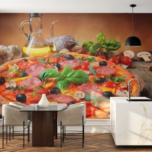 Papier Peint Photo Premium Sand - Pizza appétissante aux olives, salami et basilic sur une table en bois - 100x70cm - Avec une vraie saveur italienne - Décoration murale moderne pour le salon et la chambre ARTTOR