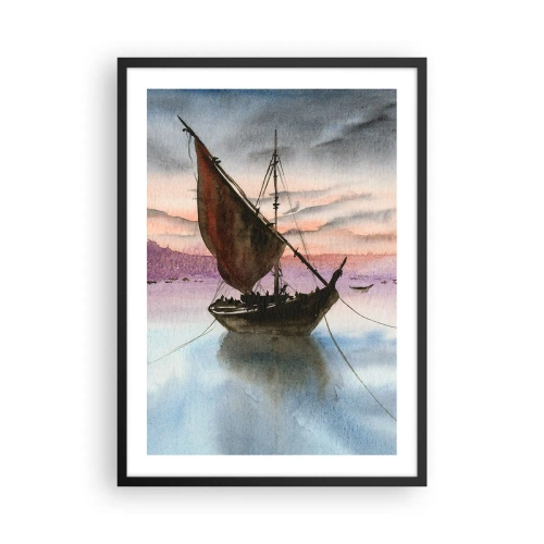 Affiche dans un cadre noir - Poster - Un voilier sur une eau calme à la lumière du coucher du soleil - 50x70cm - Soirée au port - Décoration murale moderne pour le salon et la chambre ARTTOR